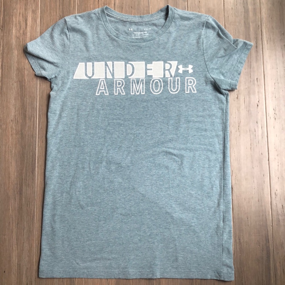 Under armor class tee. Size Small